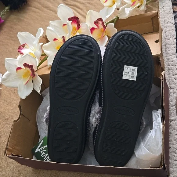 SKECHERS Cozy Campfire Slippers - Picture 9 of 9